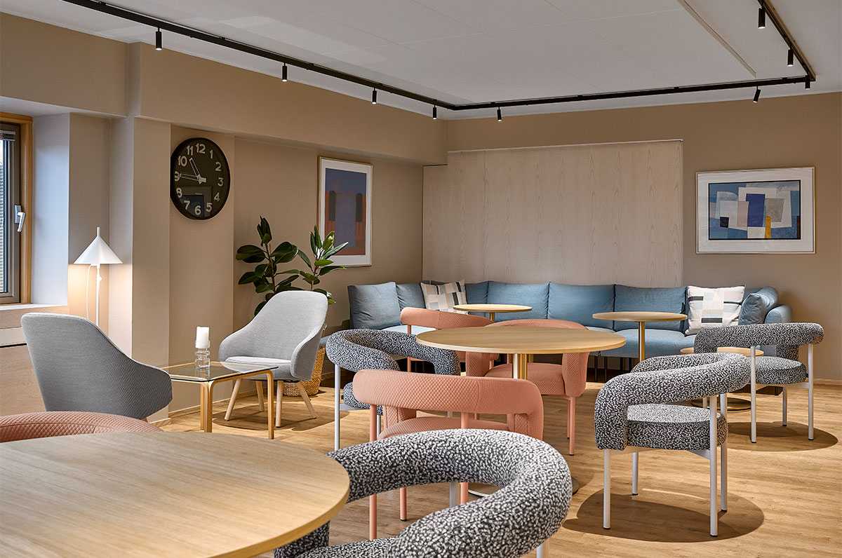 Loungeområde i Helsingforsregionens handelskammares lokaler
